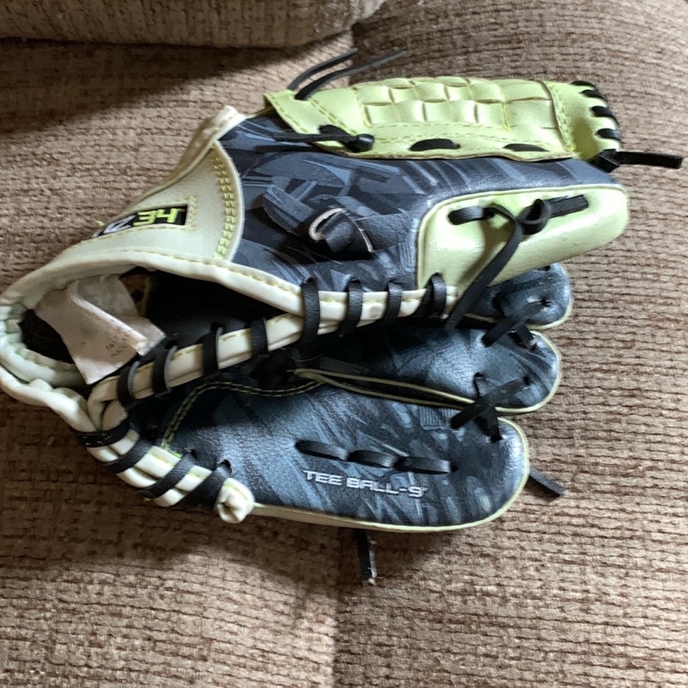 Free w purchase: Ortiz 34 vinyl Childs baseball glove for left hand in used cond - Picture 2 of 7